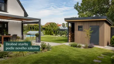 Moderní dřevěná stavba v zahradě ukazuje drobné stavebnictví na zemědělském pozemku.