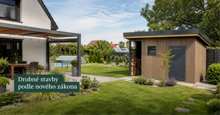 Moderní dřevěná stavba v zahradě ukazuje drobné stavebnictví na zemědělském pozemku.