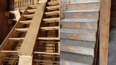 Dřevěné opatření a výztuž pro betonové schodiště v procesu stavby.