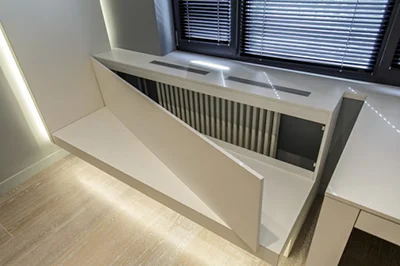 Moderní skrytý topný systém pod oknem s integrovaným osvětlením.