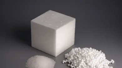 Kostka expandovaného polystyrenu s granulami pro porovnání hustoty.