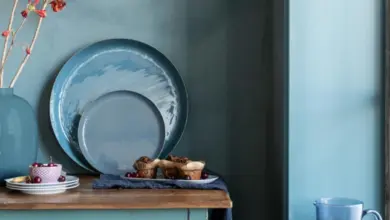 Stylizace interiéru s matnou modrou barvou na nábytku.