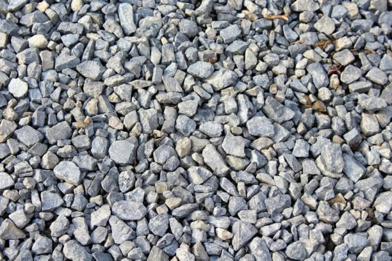 Frakce drceného kamene různých velikostí na zemi.