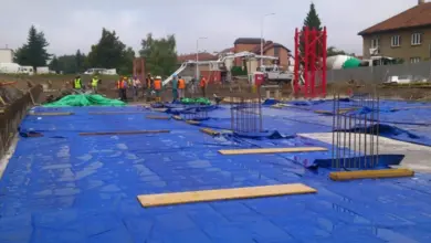 Staveniště s modrou fólií pro zalévání betonu