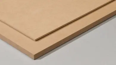 Dvě vrstvy desek z MDF s viditelnou tloušťkou hrany.