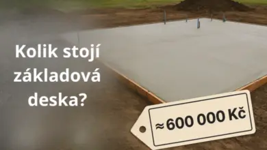 Základová deska na stavbě s cenovou značkou v korunách.