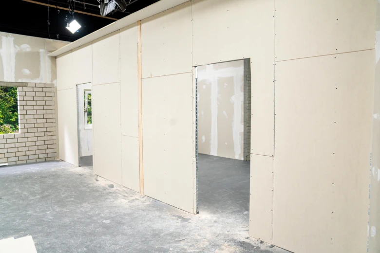 Instalace sádrokartonových příček v interiéru během stavebních prací.