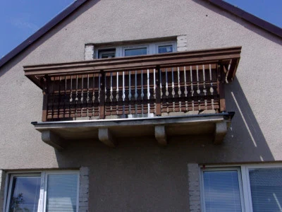 Hotový dřevěné zábradlí na balkóně u domu.