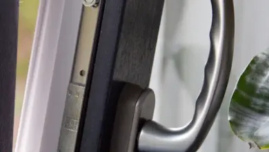 Blízky pohled na rukojeť okna s částí zamykacího mechanisms