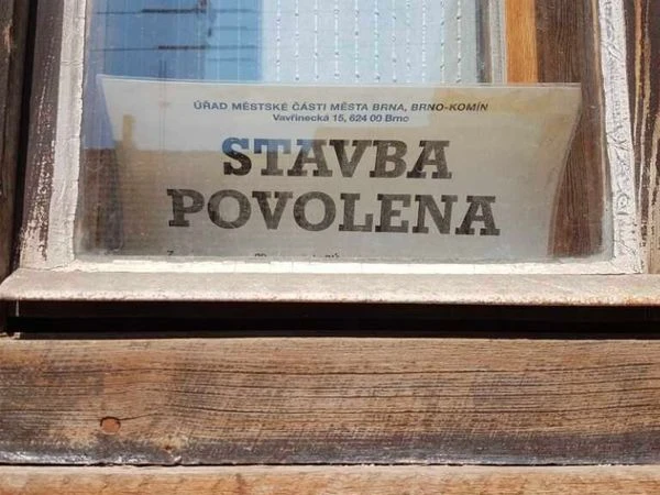 Oficiální oznámení povolené stavby na okně úřadu v Brně.