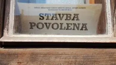 Oficiální vývěska s povolením stavby od města Brna.