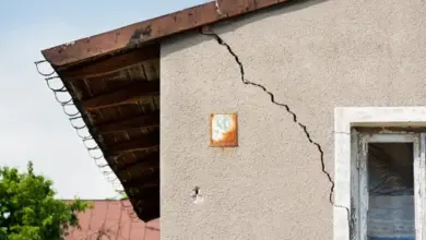 Velká prasklina na fasádě domu u okna.