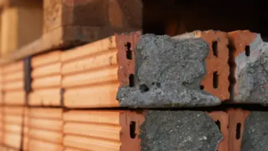 Skládané cihly s viditelnou vnitřní strukturou pro ilustraci správného montáže překladu ve stěnách.