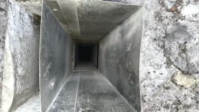 Vnitřek větrací šachty v panelovém domě zobrazený fotkou.