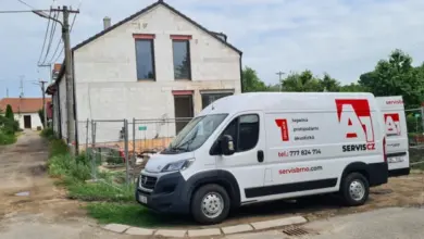 Bílý servisní vůz před domem s izolací polyuretanovou pěnou.