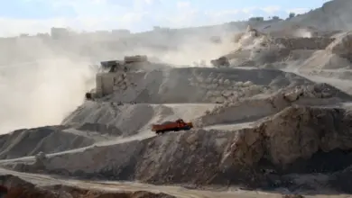 Dobývaní surovin pro výrobu cementu v lomu s těžkou technikou.