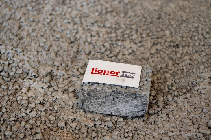Míchaný beton s keramzitem na štěrku pro přípravu cementového mléka.