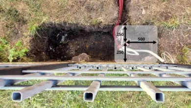 Výkop pro montáž posuvné brány s kabely a rozměry na betonu.