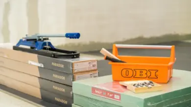 Nástroje a materiály pro pokládku podlahy ve vaně vlastními rukama.