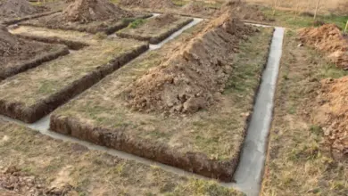 Základové příkopy s čerstvou betonovou deskou pro stavbu domu.