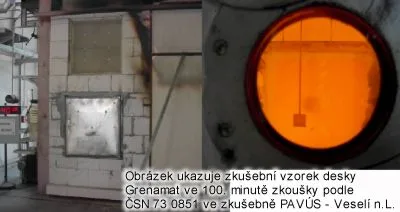 Zkušební vzorek ohnivzdorné desky v peci při zkušebním hoření.