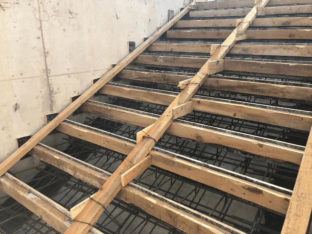 Dřevěné opatření pro betonové schodiště s výztuží před nalitím betonu.