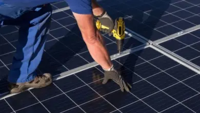 Montáž fotovoltaických panelů na plochou střechu pomocí kovových nosníků.