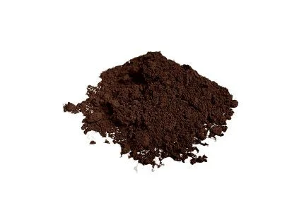Hromada hnědého prášku pro barvení betonu.