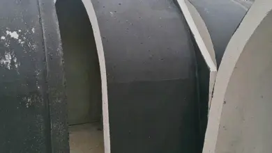 Monolitické betonové sklepy v tvare oblouku uložené venku.