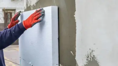 Montáž izolační desky na fasádu pomocí lepidla.