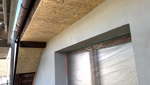 Použití OSB desek ve fasádě moderního domu s plastovou fólií.