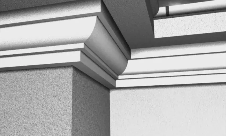Detail střešní římsy s okapem na rohu fasády domu.