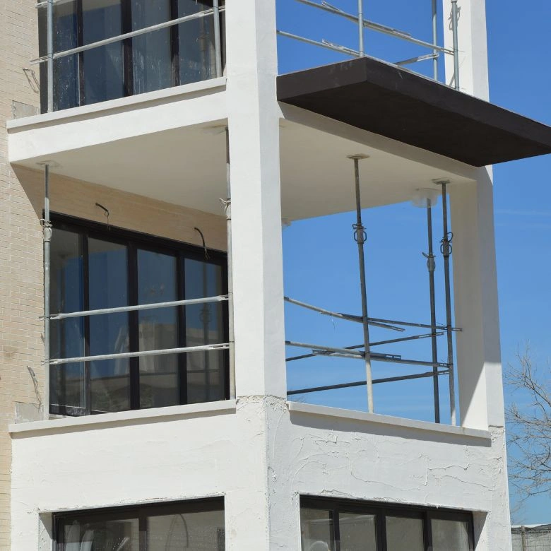 Balkon s výztuží a izolací ze vnitřní strany budovy.