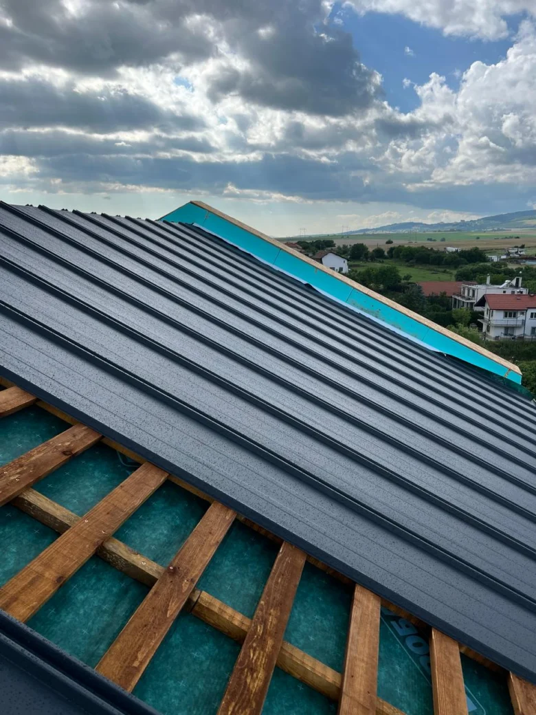 Instalace střešní kontralatě na dřevěných latních s modrou podkladovou fólií.