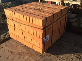 Paleta s cihlami připravená k expedici na staveni.