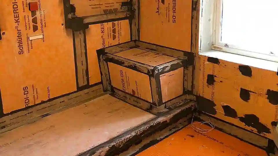 Instalace hydroizolace pro podlahu v parní lázni s dřevěnou základovou deskou.