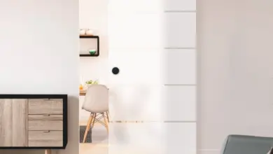Moderní bílá posuvná vnitřní dveře ve světlém interiéru.