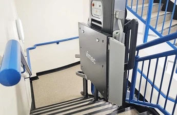 Stairlift na schodišti v budově pro přístupnost.
