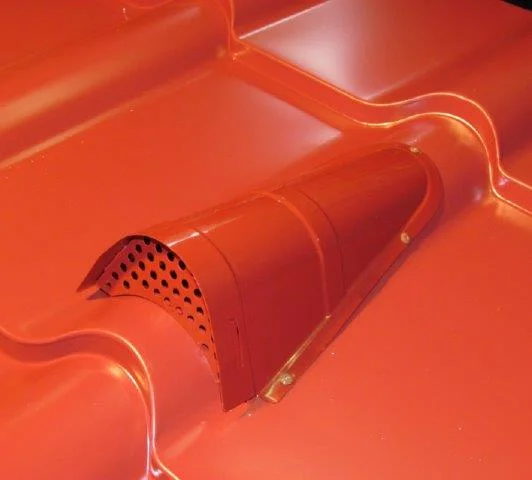 Ventilace pod plechovou střechou pro prevenci kondenzace