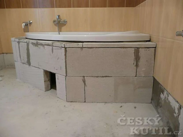 Porothermové tvárnice sloužící jako základ pro vany instalaci.