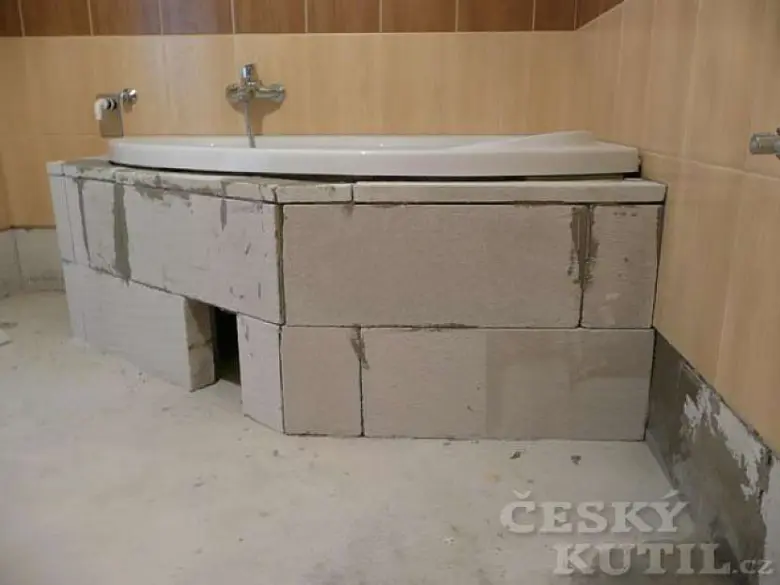 Koupelna s vanou postavená na základu z plynosilikátových bloků.