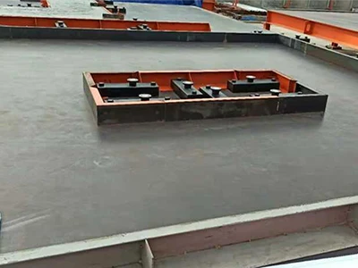 Čerstvě nalité betonové podlahy s ocelovými tvary v továrně.