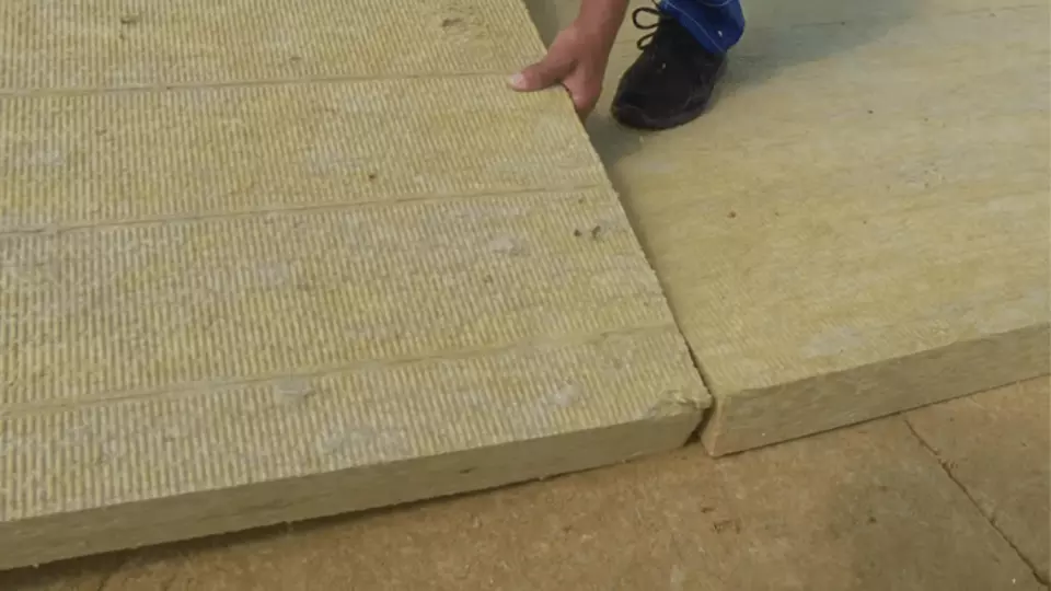 Montáž desek tepelné izolace na plochou střechu.