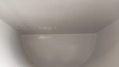 Vnitřek bílého plastového sudu pro výrobu septiku.