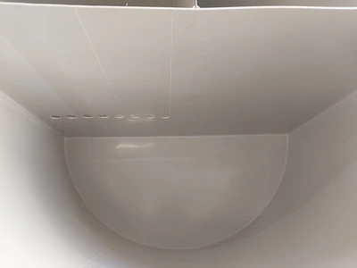 Vnitřek bílého plastového sudu pro výrobu septiku.