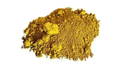 Žlutý práškový pigment pro barvení betonu.