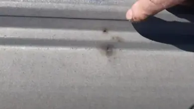Blízký záběr na střechu s vodními skvrnami ukazujícími netěsnost.