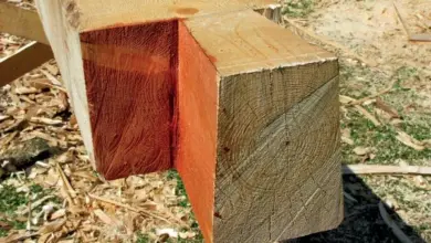 Detail spojení dřevěného trámu v rohu pro stavbu domu.