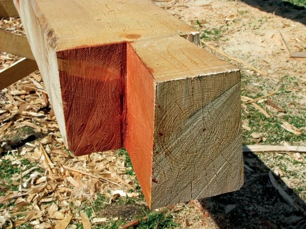 Detail spojení dřevěného trámu v rohu pro stavbu domu.