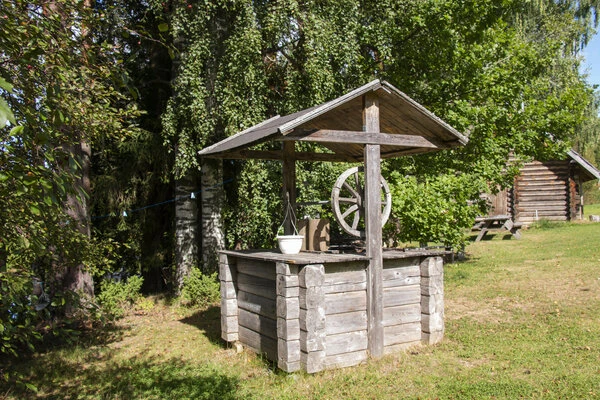 Dřevěná studně s kolyem pro čerpání vody v přírodě